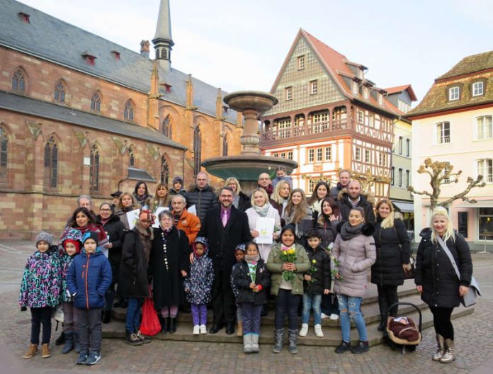 Gruppenfoto mit OB Weigel vor dem Rathaus. (Foto: Stadtverwaltung Neustadt)