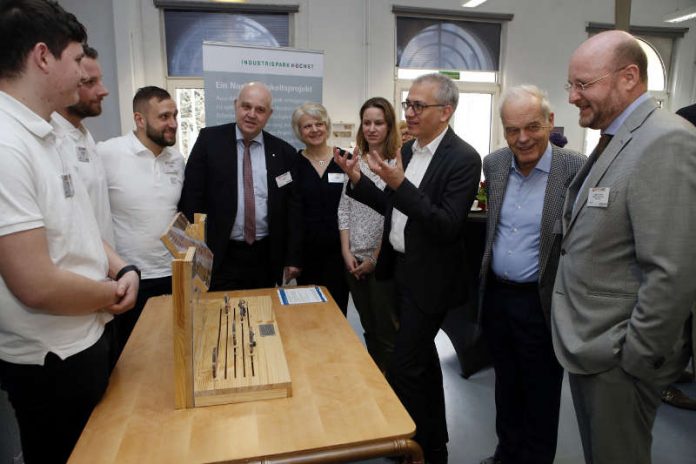 Sebastian Kegel, Kevin Chlustin und Igor Filko (Clariant), Auszubildende zum Chemikanten der Firma Clariant, präsentierten dem Hessischen Wirtschaftsminister Tarek Al-Wazir (3. v. re.) eines der interaktiven Exponate. Im Bild zudem (v. li.): Dr. Udo Lemke, Geschäftsführer Provadis, Astrid Jaschek, Geschäftsführerin Experiminta ScienceCenter, Marny Schröder, Provadis, Dr. Ulrich Bosler Vorsitzender Experiminta e.V., Jürgen Vormann, Geschäftsführer Infraserv Höchst. (Foto: Maik Reuß)