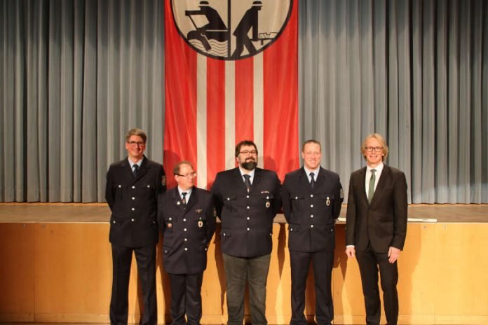 Ehrung der Feuerwehrleute (Foto: Verbandsgemeinde Dannstadt-Schauernheim)