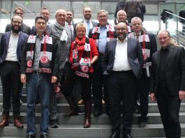 Peter Fischer wurde zum Ehrenmitglied des Fanclubs der Frankfurter Eintracht im Deutschen Bundestag ernannt (Foto: Ulli Nissen, MdB)
