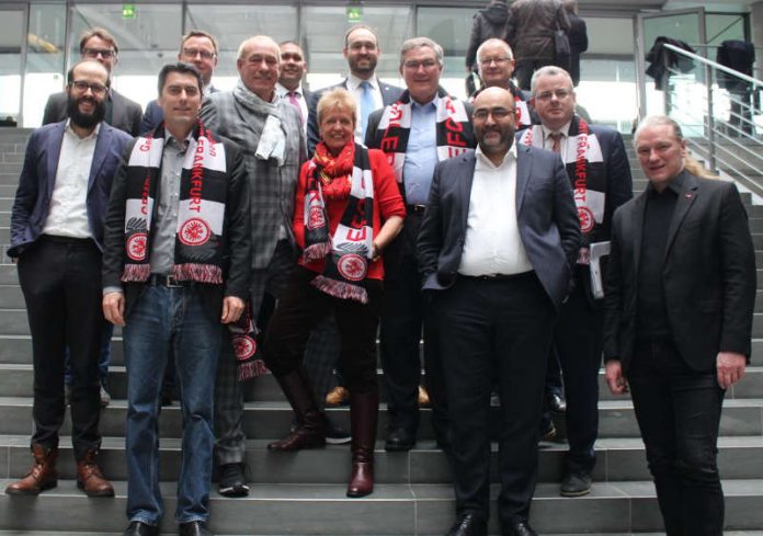 Peter Fischer wurde zum Ehrenmitglied des Fanclubs der Frankfurter Eintracht im Deutschen Bundestag ernannt (Foto: Ulli Nissen, MdB)