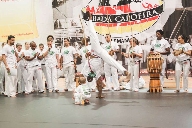 Der Verein Capoeira Karlsruhe bietet Kinderkurse im Gymnastikraum der Grundschule Rintheim an (Foto: Gregor Schwind)