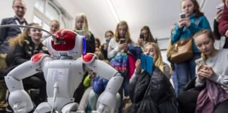 Ob Studium oder Ausbildung: Beim Girls‘ Day informiert das KIT über Berufsperspektiven. (Foto: Tanja Meißner, KIT)