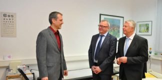 Markus Lang zeigte Landrat Ernst Walter Görisch und Oberbürgermeister Michael Kissel (v.l.) den Untersuchungsraum des Gesundheitsamtes in Worms. (Foto: Hans H. Brecht)