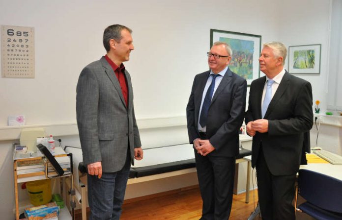 Markus Lang zeigte Landrat Ernst Walter Görisch und Oberbürgermeister Michael Kissel (v.l.) den Untersuchungsraum des Gesundheitsamtes in Worms. (Foto: Hans H. Brecht)