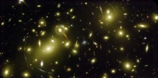 Der Galaxien-Haufen Abell 2218 wirkt wie ein kosmisches Vergrößerungsglas und verrät so, dass hier auch Dunkle Materie mit im Spiel sein muss. (Foto: NASA, Andrew Fruchter und das ERO-Team [Sylvia Baggett (STScI), Richard Hook (ST-ECF), Zoltan Levay (STScI)] (STScI)))
