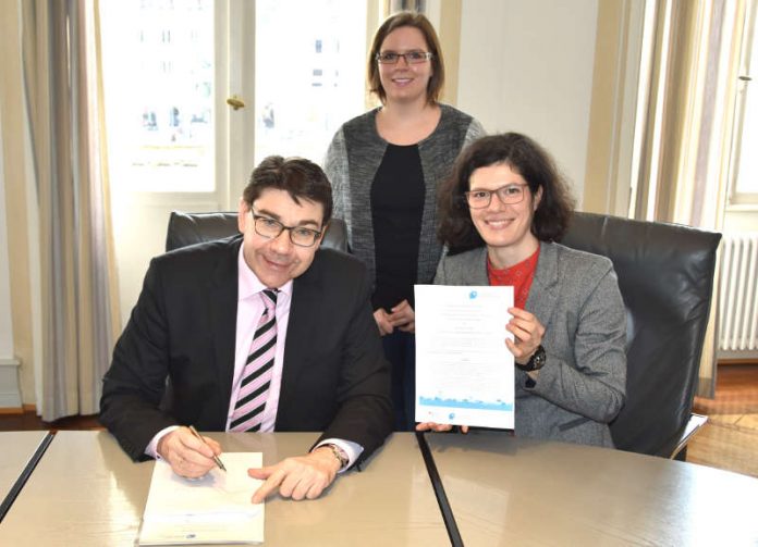 Oberbürgermeister Thomas Hirsch gemeinsam mit Bildungskoordinatorin Kim Ingledue und Dr. Franziska Ziegelmeyer, Beraterin der Transferagentur, bei der Unterzeichnung der Kooperationsvereinbarung. (Foto: Stadt Landau in der Pfalz)