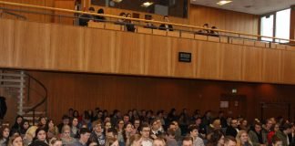 Ein Teil der diessemestrigen Erstsemester vor Beginn der zentralen Erstsemesterbegrüßung in der Aula der Hochschule Ludwigshafen (Foto: HS LU)