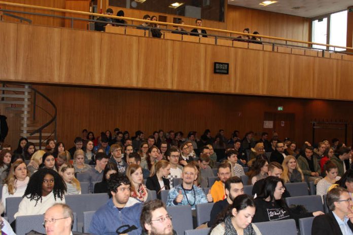 Ein Teil der diessemestrigen Erstsemester vor Beginn der zentralen Erstsemesterbegrüßung in der Aula der Hochschule Ludwigshafen (Foto: HS LU)