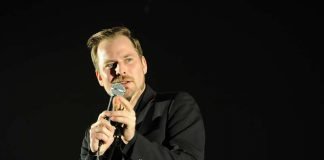Moderator Hanz führt durch den Poetry Slam Landau (Foto: Karin Hiller)