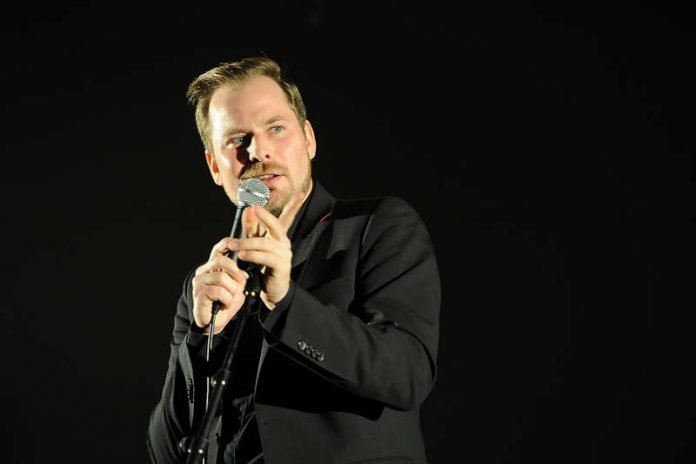 Moderator Hanz führt durch den Poetry Slam Landau (Foto: Karin Hiller) Moderator Hanz führt durch den Poetry Slam Landau (Foto: Karin Hiller)