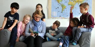Bildungsministerin Hubig mit Kids