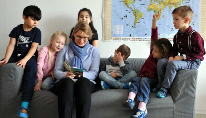 Bildungsministerin Hubig mit Kids Bildungsministerin Hubig mit Kids