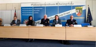 v.l.n.r.: Stephan Langenberger Führungsgruppe Polizeipräsidium Ludwigshafen, Seyda Togan Führungsgruppe Polizeipräsidium Ludwigshafen, Peter Traub Leiter der Polizeidirektion Ludwigshafen, Joachim Lieth Leiter der Kriminalinspektion Ludwigshafen, Jörg Haßler Leitung Sachgebiet Jugend