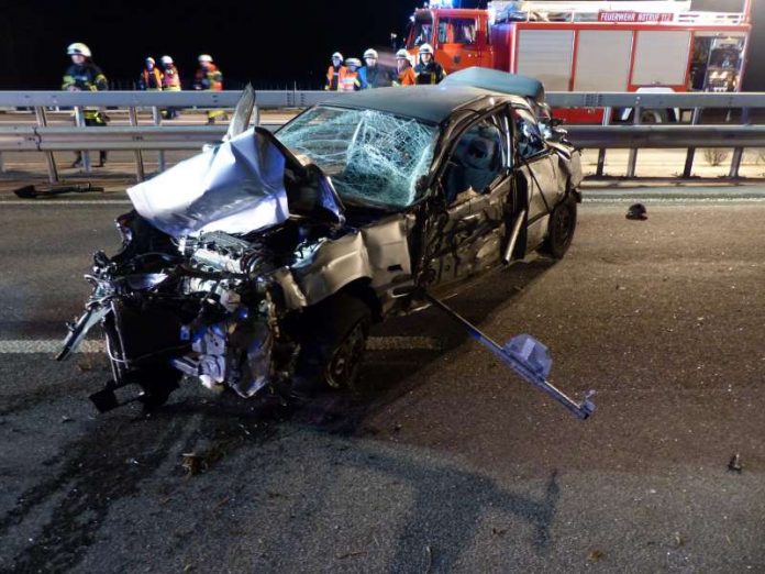 Der unfallbeschädigte PKW (Foto: Feuerwehr Neustadt)