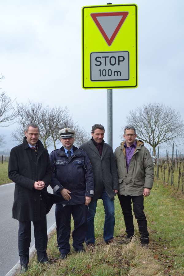 Ein wirkungsvolles Beispiel für die Umsetzung einer Entschärfungsmaßnahme: Bürgermeister Dr. Maximilian Ingenthron (l.) gemeinsam mit Polizeihauptkommissar Rolf Göttel (2.v.l.), Ralf Bernhard (2.v.r.), Leiter der Abteilung Mobilität und Verkehrsinfrastruktur im Stadtbauamt und Matthias Doll (r.), Leiter des Sachgebiets Straßenverkehr im städtischen Ordnungsamt, an der neuen Beschilderung an der Kreuzung im Bereich der K9/K10 zwischen Godramstein und Böchingen. (Foto: Stadt Landau in der Pfalz)