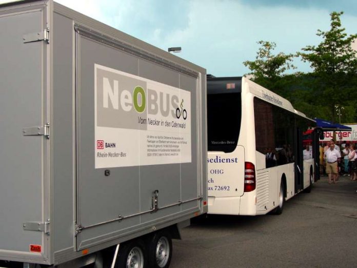 Der Rad- und Wanderbus NeO-Bus fährt vom 30. März bis 28. Oktober an Wochenenden, Feiertagen sowie an den beiden Brückentagen am 11.05. und am 01.06. von Eberbach nach Amorbach. Fahrräder finden im mitgeführten Radanhänger Platz, die Kosten für das Fahrrad sind im Fahrpreis inbegriffen. (Foto: Touristikgemeinschaft Odenwald e.V.) Der Rad- und Wanderbus NeO-Bus fährt vom 30. März bis 28. Oktober an Wochenenden, Feiertagen sowie an den beiden Brückentagen am 11.05. und am 01.06. von Eberbach nach Amorbach. Fahrräder finden im mitgeführten Radanhänger Platz, die Kosten für das Fahrrad sind im Fahrpreis inbegriffen. (Foto: Touristikgemeinschaft Odenwald e.V.)