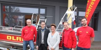 Oberbürgermeister Sebastian Schrempp mit Nicole Würz, 1. Vorsitzende der DLRG Südhardt, dem neuen Motorrettungsboot und Einsatzkräften der Einsatzabteilung. (Foto: DLRG Ortgruppe Südhardt e.V.)