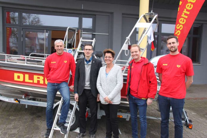 Oberbürgermeister Sebastian Schrempp mit Nicole Würz, 1. Vorsitzende der DLRG Südhardt, dem neuen Motorrettungsboot und Einsatzkräften der Einsatzabteilung. (Foto: DLRG Ortgruppe Südhardt e.V.)