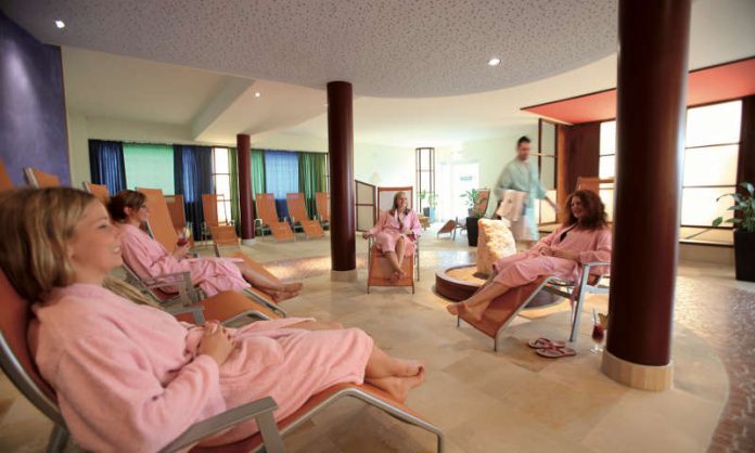 „Feelgood“ im LA OLA: Am Montag, 12. März, laden die städtische Gleichstellungsstelle und das Freizeitbad zu einem Wellness-Erlebnis im Rahmen der Frauenwochen „Brot und Rosen“. (Foto: Stadtholding Landau in der Pfalz GmbH) „Feelgood“ im LA OLA: Am Montag, 12. März, laden die städtische Gleichstellungsstelle und das Freizeitbad zu einem Wellness-Erlebnis im Rahmen der Frauenwochen „Brot und Rosen“. (Foto: Stadtholding Landau in der Pfalz GmbH)