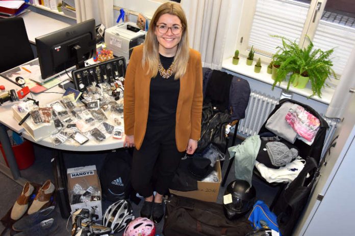 Angelina Wind, die Leiterin des Bürgerbüros, mit einem Teil der mehr als 200 Gegenstände, die bei der zweiten Online-Versteigerung der Stadtverwaltung Landau die Besitzerin bzw. den Besitzer wechseln sollen. (Foto: Stadt Landau in der Pfalz) Angelina Wind, die Leiterin des Bürgerbüros, mit einem Teil der mehr als 200 Gegenstände, die bei der zweiten Online-Versteigerung der Stadtverwaltung Landau die Besitzerin bzw. den Besitzer wechseln sollen. (Foto: Stadt Landau in der Pfalz)