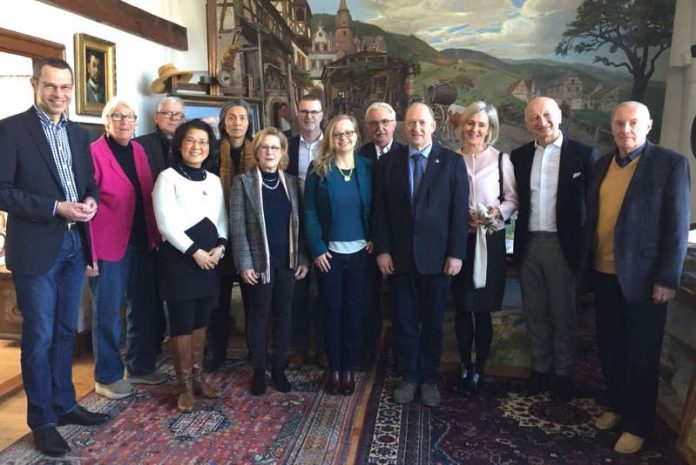 Zu Gast im Landauer Strieffler Haus: Eine Delegation aus dem mittelfränkischen Schillingsfürst stattete jetzt dem ehemaligen Wohnhaus des bedeutenden Pfälzer Malers Heinrich Strieffler und dessen Tochter Marie einen Besuch ab. (Foto: Stadt Landau in der Pfalz)