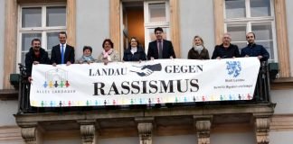 Ein sichtbares Zeichen für Toleranz und gegen Fremdenfeindlichkeit: Zum Auftakt der Internationalen Wochen gegen Rassismus hängten Oberbürgermeister Thomas Hirsch, Bürgermeister Dr. Maximilian Ingenthron und Mitglieder des Beirats für Migration und Integration ein Banner mit der Aufschrift „Landau gegen Rassismus“ am Balkon des Landauer Rathauses auf. (Foto: Stadt Landau in der Pfalz)