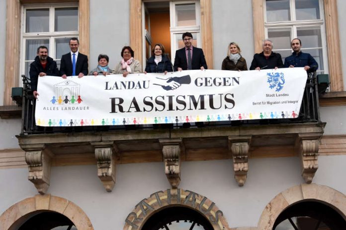 Ein sichtbares Zeichen für Toleranz und gegen Fremdenfeindlichkeit: Zum Auftakt der Internationalen Wochen gegen Rassismus hängten Oberbürgermeister Thomas Hirsch, Bürgermeister Dr. Maximilian Ingenthron und Mitglieder des Beirats für Migration und Integration ein Banner mit der Aufschrift „Landau gegen Rassismus“ am Balkon des Landauer Rathauses auf. (Foto: Stadt Landau in der Pfalz)