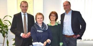 Bürgermeister Dr. Maximilian Ingenthron (l.) gemeinsam mit dem Leiter des Amts für Recht und öffentliche Ordnung, Stefan Joritz (r.), und den beiden Mitarbeiterinnen des Versicherungsamts, Katrin Ziller (2.v.l.) und Brigitte Schreieck (2.v.r.). (Foto: Stadt Landau in der Pfalz)