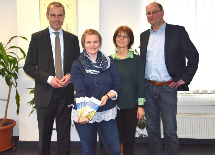 Bürgermeister Dr. Maximilian Ingenthron (l.) gemeinsam mit dem Leiter des Amts für Recht und öffentliche Ordnung, Stefan Joritz (r.), und den beiden Mitarbeiterinnen des Versicherungsamts, Katrin Ziller (2.v.l.) und Brigitte Schreieck (2.v.r.). (Foto: Stadt Landau in der Pfalz)