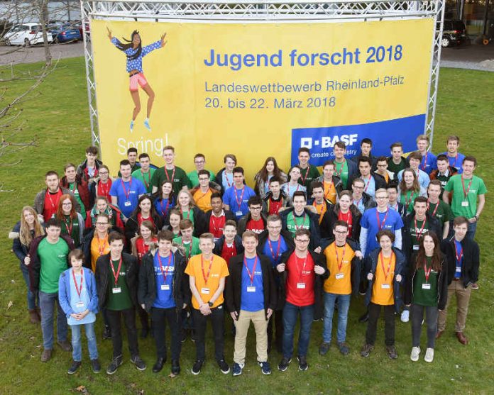 Geballter Forscherdrang: Die Teilnehmer des Landeswettbewerbs Rheinland-Pfalz von Jugend forscht 2018 bei BASF SE in Ludwigshafen. (Foto: Marcus Schwetasch)