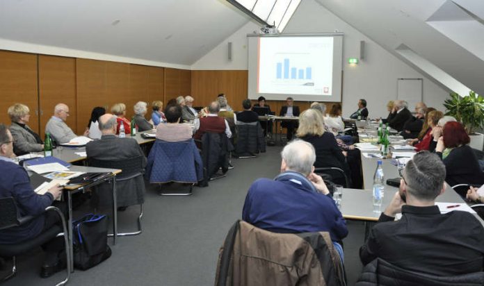 Mitglieder des Kreisseniorenbeirats und Interessierte lauschen den Ausführungen von Waltraud Träger-Bugert (vorne l.) und Landrat Christian Engelhardt. (Foto: Kreis Bergstraße)