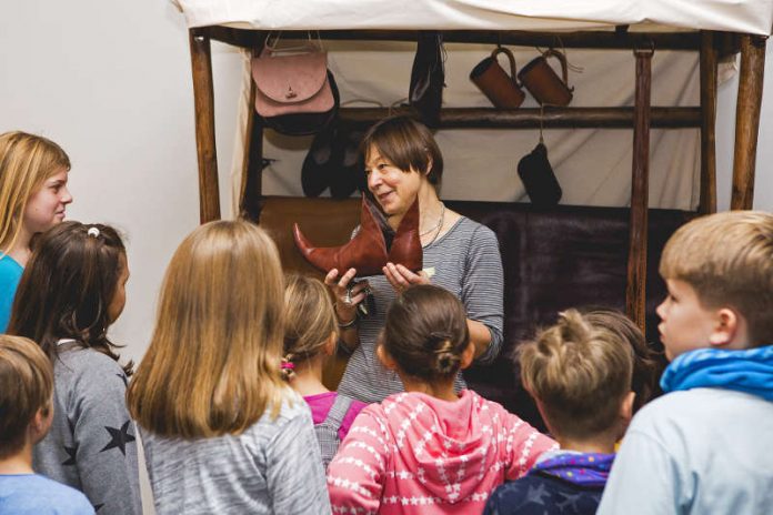 Kinder in der Robin Hood Ausstellung (Foto: Historisches Museum der Pfalz Speyer, Carolin Breckle)