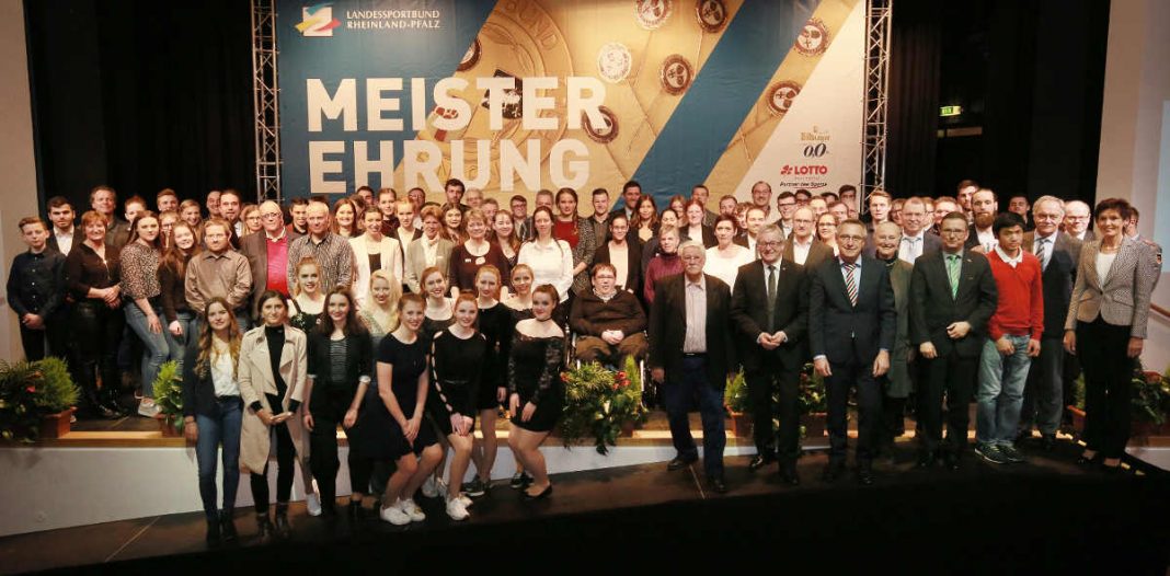 Abschlussfoto mit allen Champions auf der Bühne im großen Saal des NH-Hotels Bingen (Foto: LSB/Bernd Eßling)