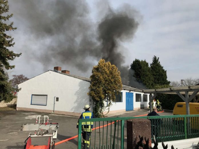 In der Königsberger Straße brannte eine Lagerhalle (Foto: Feuerwehr Heßheim)