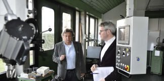 Horst Saemann, Abteilungsleiter des gewerblich-technischen Bereichs, im Gespräch mit Landrat Christian Engelhardt. (Foto: Kreis Bergstraße)