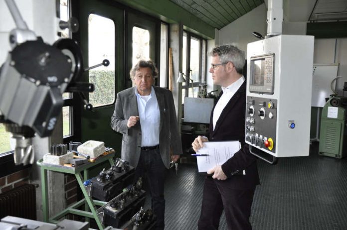 Horst Saemann, Abteilungsleiter des gewerblich-technischen Bereichs, im Gespräch mit Landrat Christian Engelhardt. (Foto: Kreis Bergstraße)