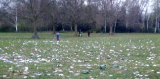 Müll im Grüneburgpark nach einer Abiturfeier (Foto: Grünflächenamt Stadt Frankfurt)