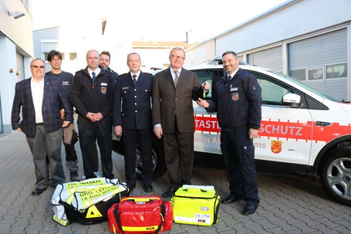 Landrat Ernst Walter Görisch überreicht den Schlüssel des neuen Kommandowagens an Boris Kutscher. Mit dabei (v.l.): DRK-Geschäftsführer Norbert Günther, SEG Leiter Alexander Mann (DRK), die Organisatorischen Leiter Peter Hohenadel und Christoph Lind sowie Wehrleiter Joachim Ganz. (Foto: Simone Stier)