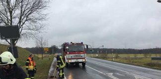 Die Feuerwehr im Einsatz wegen einer Ölspur