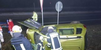 Die Feuerwehr Darmstadt im Einsatz an einem umgekippten PKW