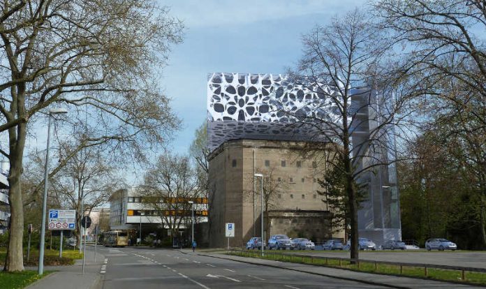 Ein ehemaliger Luftschutzbunker, der zum BASF-Standort Ludwigshafen gehört, wird um einen Gebäudeteil erweitert. Die vorgehängte Fassade besteht aus organischen Formen aus Metall, sie spielt mit Licht und Schattenwirkungen. BASF-Designer werden in dem neuen Gebäudeteil gemeinsam mit Kunden neue Produkte entwickeln. (Foto: BASF SE)