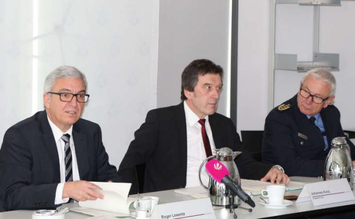 v.l.: Innenminister Roger Lewentz, Johannes Kunz (Präsident LKA) und Jürgen Schmitt (Inspekteur der Polizei) (Foto: MdI)
