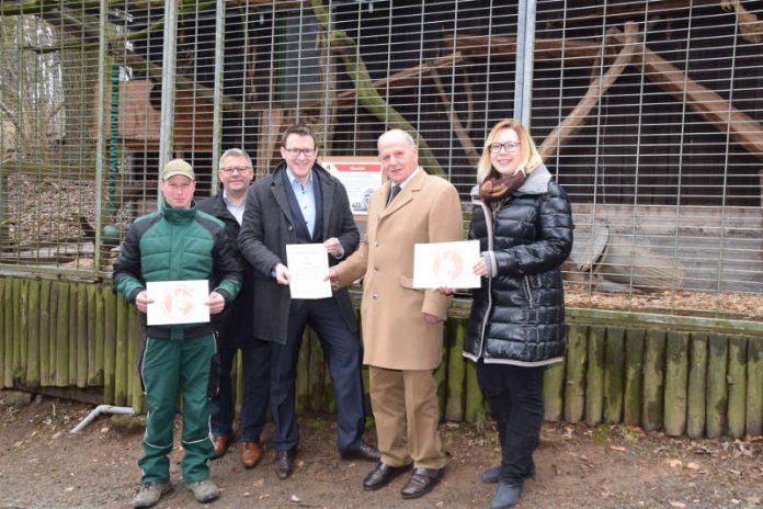 Vor dem Waschbären-Gehege im Bergtierpark Fürth-Erlenbach (v.l.): Tierpfleger Michael Trautmann, Bürgermeister Volker Oehlenschläger, Gemeinde Fürth, Dr. Matthias Zürker, Geschäftsführer der Wirtschaftsregion Bergstraße / Wirtschaftsförderung Bergstraße GmbH (WFB), Dr. Winfried Kilian, Erster Vorsitzender des Freundeskreises Erlenbacher Tierpark der Gemeinde Fürth e.V., und Mareike Müller, Leiterin der WFB-Tourismusagentur. (Foto: WFB)