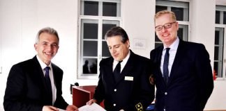 Neuer Feuerwehrchef Karl-Heinz Frank erhält Ernennungsurkunde von OB Peter Feldmann und Markus Frank (Foto: Hermann Wygoda)