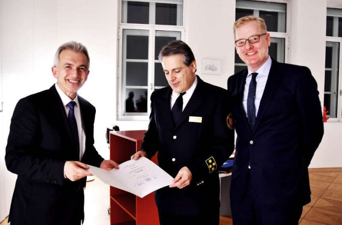 Neuer Feuerwehrchef Karl-Heinz Frank erhält Ernennungsurkunde von OB Peter Feldmann und Markus Frank (Foto: Hermann Wygoda)