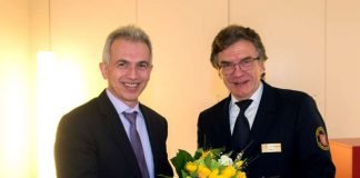 OB Peter Feldmann verabschiedet Feuerwehrchef Prof. Reinhard Ries (Foto: Stadt Frankfurt / Bernd Kammerer)