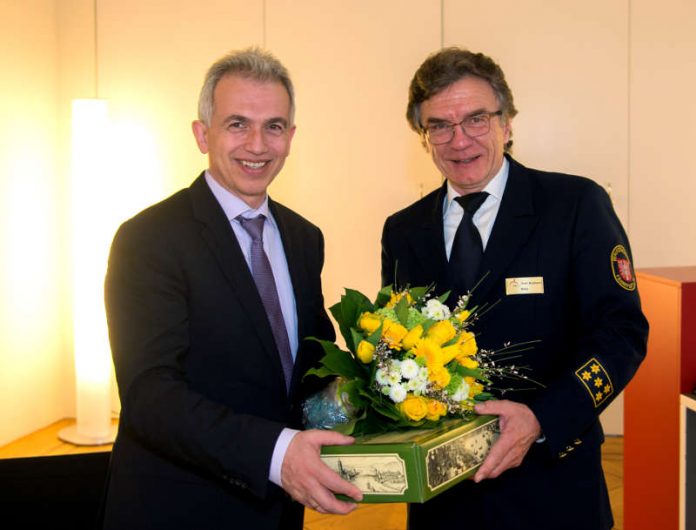 OB Peter Feldmann verabschiedet Feuerwehrchef Prof. Reinhard Ries (Foto: Stadt Frankfurt / Bernd Kammerer)