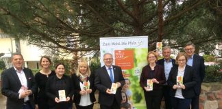 Karl Schäfer, Bürgermeister Maikammer; Jennifer Arar-Freudenstein, Hotel Immenhof Maikammer (Pfalzcard-Gastgeber); Maxine Proba, Marketing Coordinator beim SEA LIFE Speyer; Julia Bickmann, Touristinformation Kaiserslautern; Hans-Ulrich Ihlenfeld, Landrat des Landkreises Bad Dürkheim und Vorsitzender des Pfalz.Touristik e.V.; Barbara Imo, Geschäftsführerin Pfalzcard GmbH; Edwin Schrank, Vorsitzender des Pfalz.Marketing e.V.; Katrin Föhst, Projektleiterin Pfalzcard GmbH; Dr. Detlev Janik, Geschäftsführer Pfalz.Touristik e.V. und Pfalz.Marketing e.V. (Foto: Pfalz.Touristik e.V.)