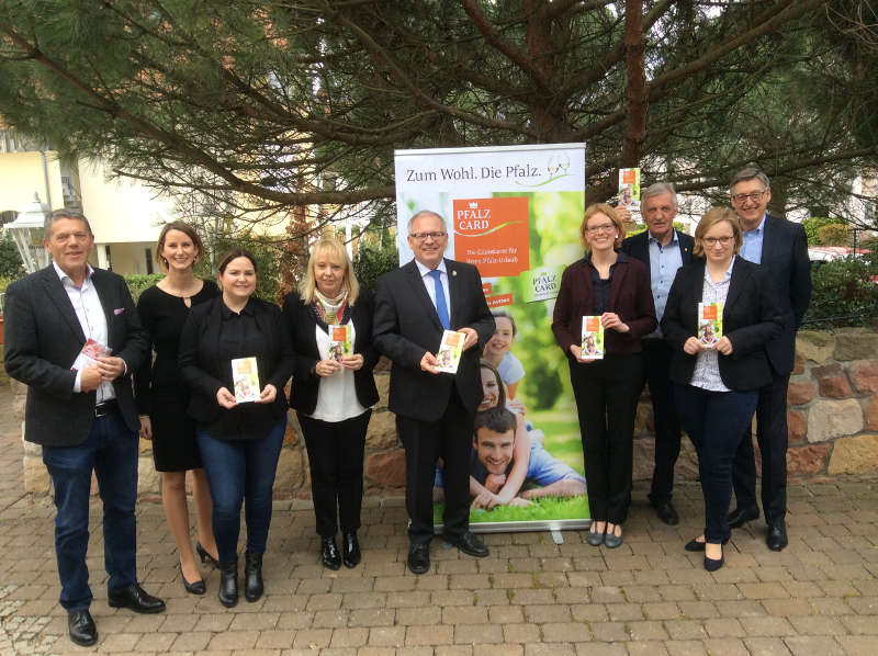 Karl Schäfer, Bürgermeister Maikammer; Jennifer Arar-Freudenstein, Hotel Immenhof Maikammer (Pfalzcard-Gastgeber); Maxine Proba, Marketing Coordinator beim SEA LIFE Speyer; Julia Bickmann, Touristinformation Kaiserslautern; Hans-Ulrich Ihlenfeld, Landrat des Landkreises Bad Dürkheim und Vorsitzender des Pfalz.Touristik e.V.; Barbara Imo, Geschäftsführerin Pfalzcard GmbH; Edwin Schrank, Vorsitzender des Pfalz.Marketing e.V.; Katrin Föhst, Projektleiterin Pfalzcard GmbH; Dr. Detlev Janik, Geschäftsführer Pfalz.Touristik e.V. und Pfalz.Marketing e.V. (Foto: Pfalz.Touristik e.V.)